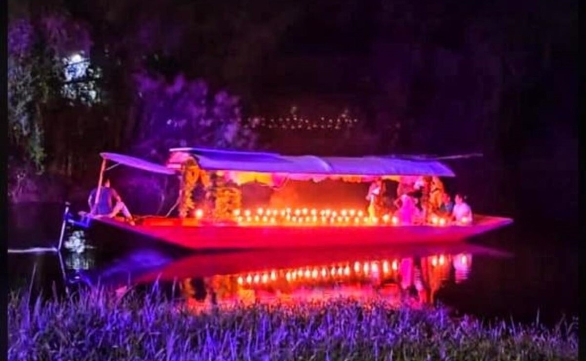 Los recorridos nocturnos en trajineras ofrecen otra alternativa de disfrutar del Xantolo y Día de Muertos en una actividad ecoturística. Fotos: Cortesía Trajineras Alubel