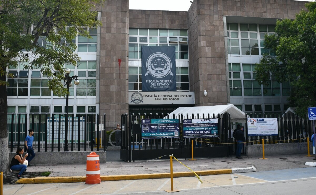 Inician indagatorias tras hallazgo de cadáver de presunto ladrón atado a poste en capital de SLP