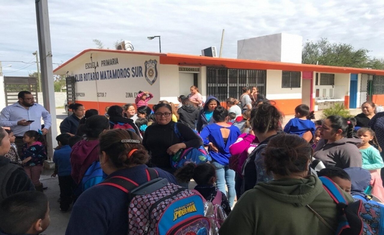 Niño lleva arma a la escuela y regala balas a sus compañeros