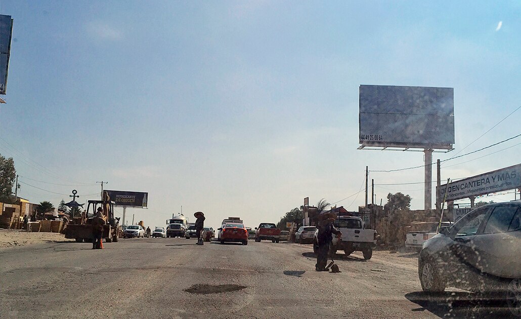 Realizan bacheo voluntario en Periférico