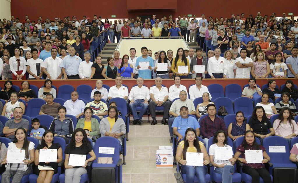 Otorgan becas “Fidel Velázquez Sánchez”