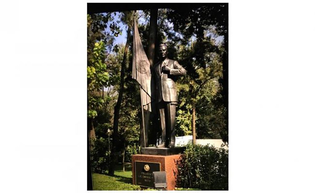 El presidente Peña Nieto ya tiene su estatua en Los Pinos