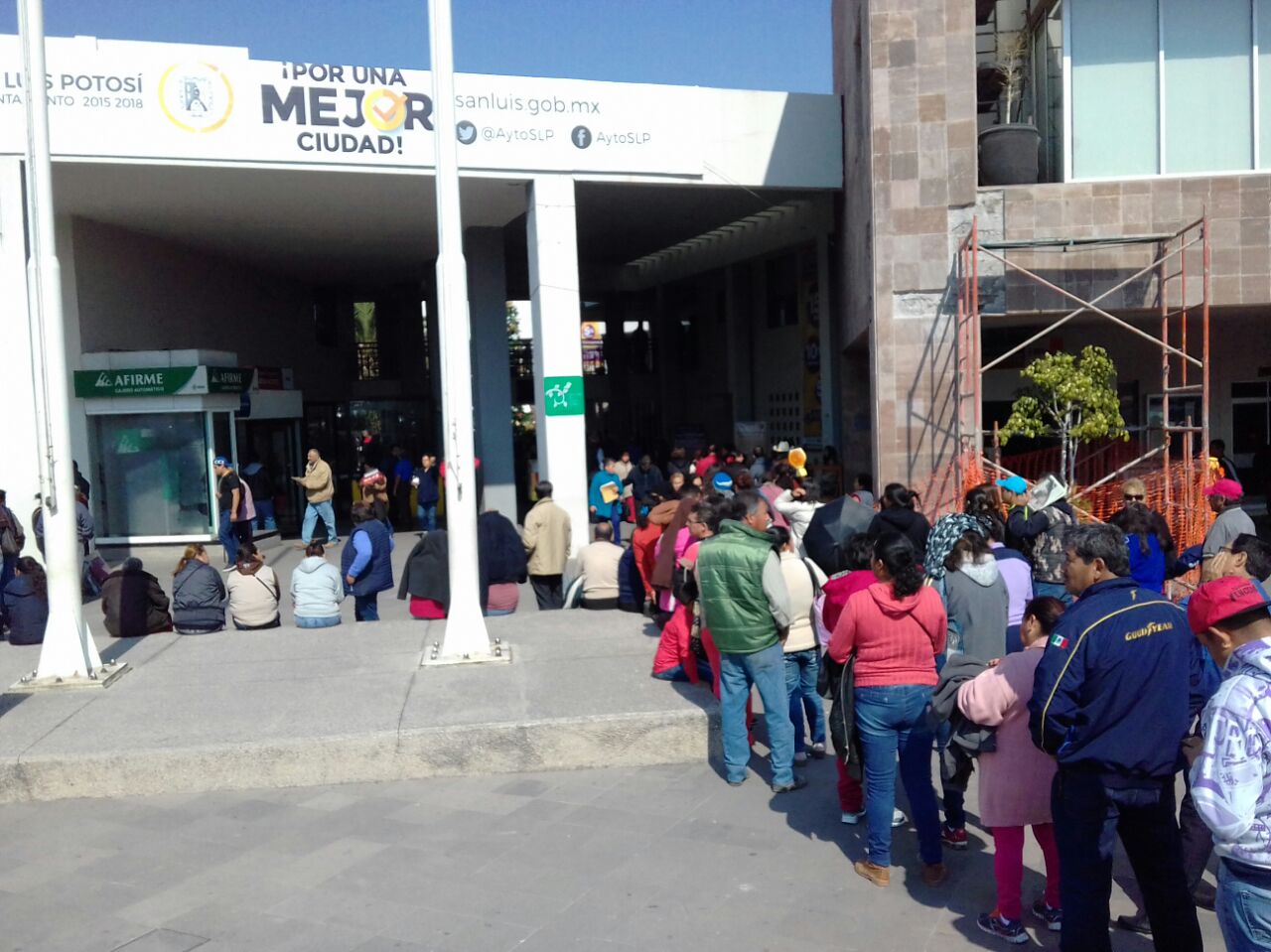 Abarrotan contribuyentes la UAM para efectuar pago de predial