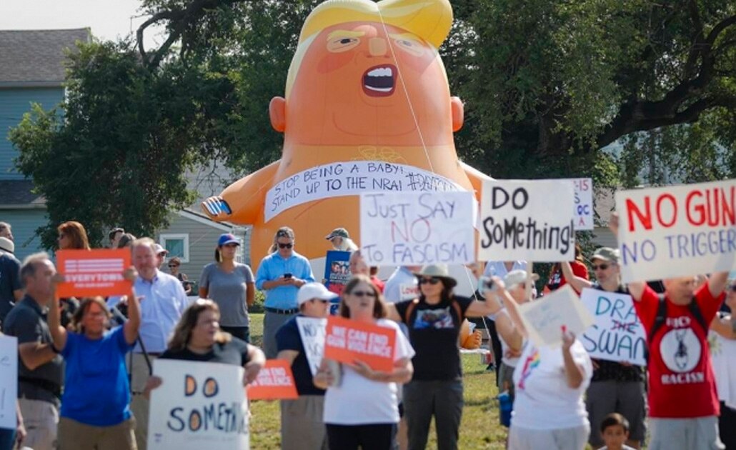 En medio de protestas, Trump visita a El Paso y Dayton tras tiroteos