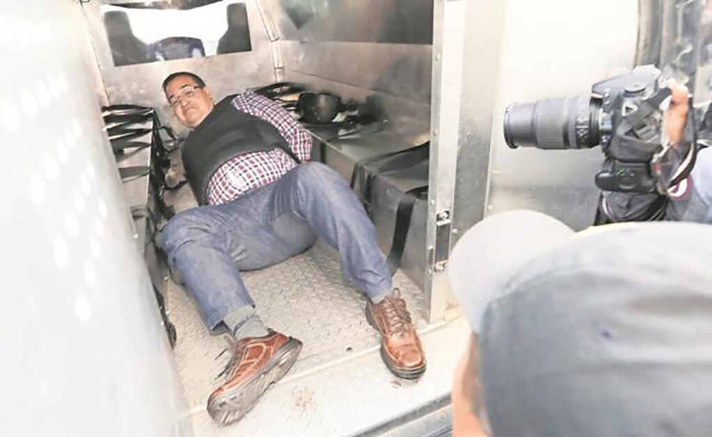 Javier Duarte, ex-gobernador de Veracruz, a su salida de tribunales donde tuvo su audiencia en Guatemala, en abril de 2017. Foto: Luis Cortes. Archivo/ EL UNIVERSAL