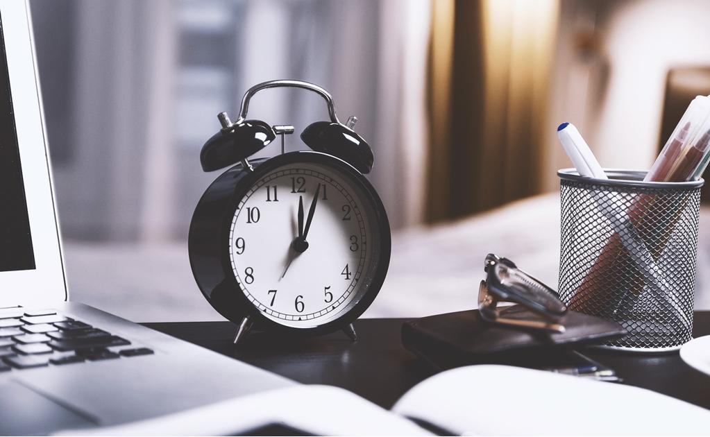 ¡No olvides atrasar tu reloj una hora!