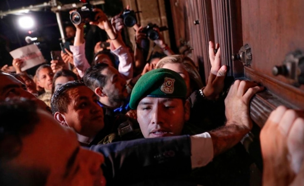 Dispersan a alcaldes con gas lacrimógeno en Palacio Nacional