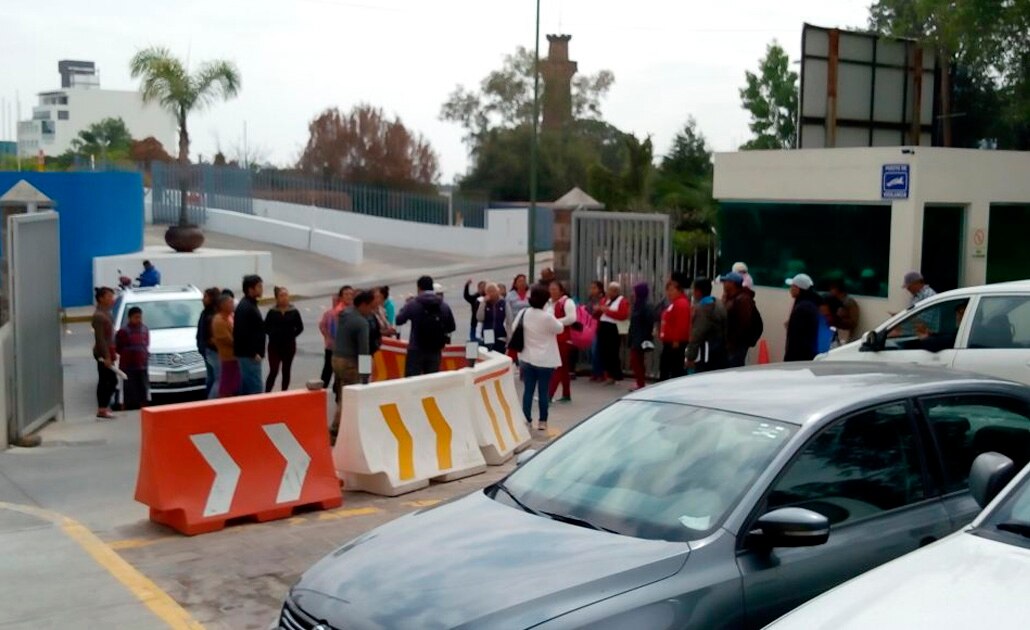 Manifestantes bloquean oficinas de Interapas