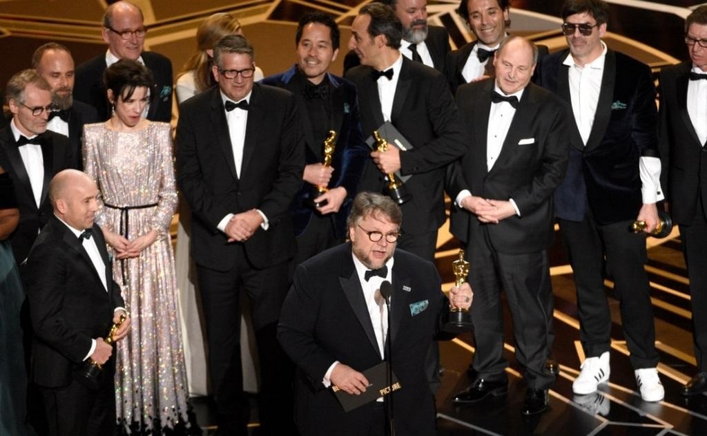Guillermo del Toro celebró emocionado sus premios por La forma del agua; eso sí, antes de dar su discurso, se cercioró de que la tarjeta tuviera su nombre (FOTOS: AGENCIAS)