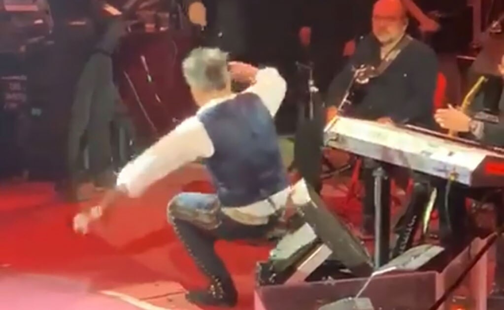 Alejandro Fernández se cae en concierto en León