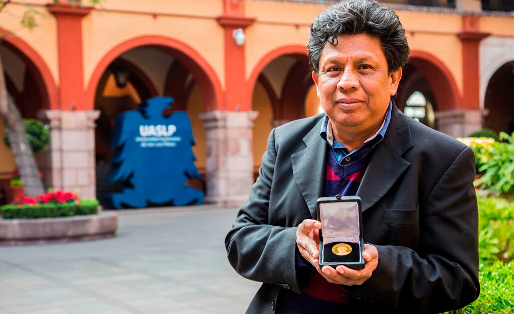 Catedrático de la UASLP recibe presea Fernando Alba del Instituto de Física de la UNAM 