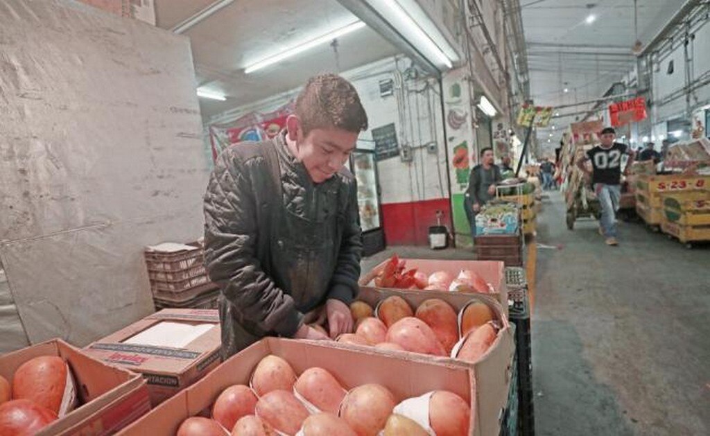 David —el mayor de tres hermanos— es uno de los 3.2 millones de menores de edad que trabajan en el país. A la semana gana 500 pesos, los cuales utiliza para ayudar en los gastos de su casa o para comprarse ropa (ALEJANDRA LEYVA. EL UNIVERSAL)