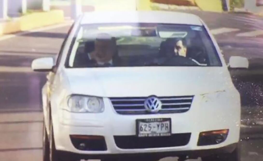 López Obrador llegó en su ya famoso Jetta blanco