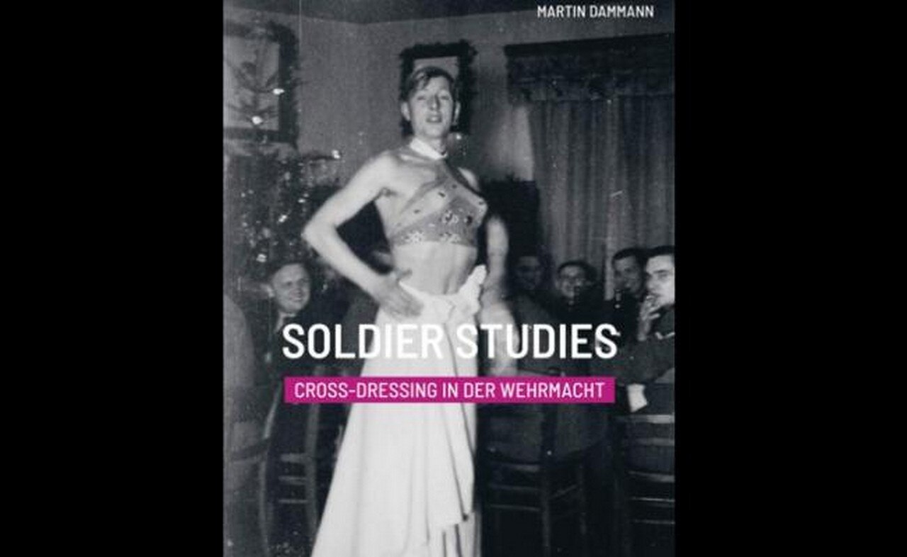  Revelan las fotos prohibidas de soldados travestis