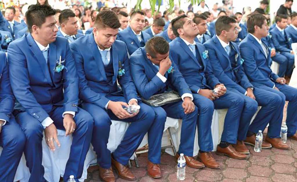 En la normal de Ayotzinapa se pudieron observar los rostros tristes de los egresados por el recuerdo de sus compañeros desaparecidos; Enrique Diego García, padre de dos hijos, logró consolidar su sueño y el de sus padres. Foto: SALVADOR CISNEROS. EL UNI.