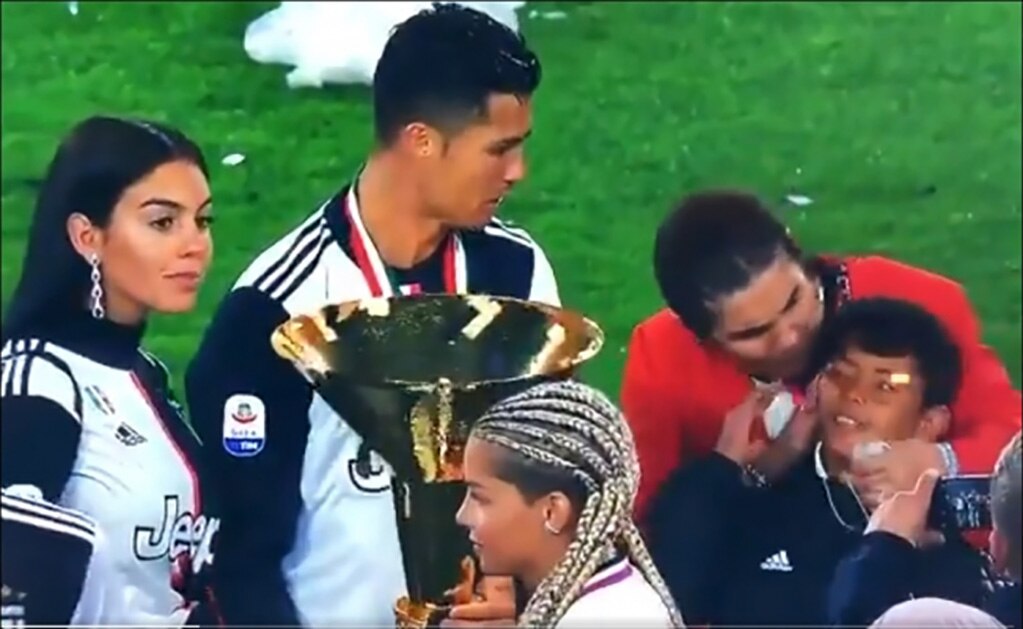 Cristiano Ronaldo golpea a su hijo con trofeo de la Serie A