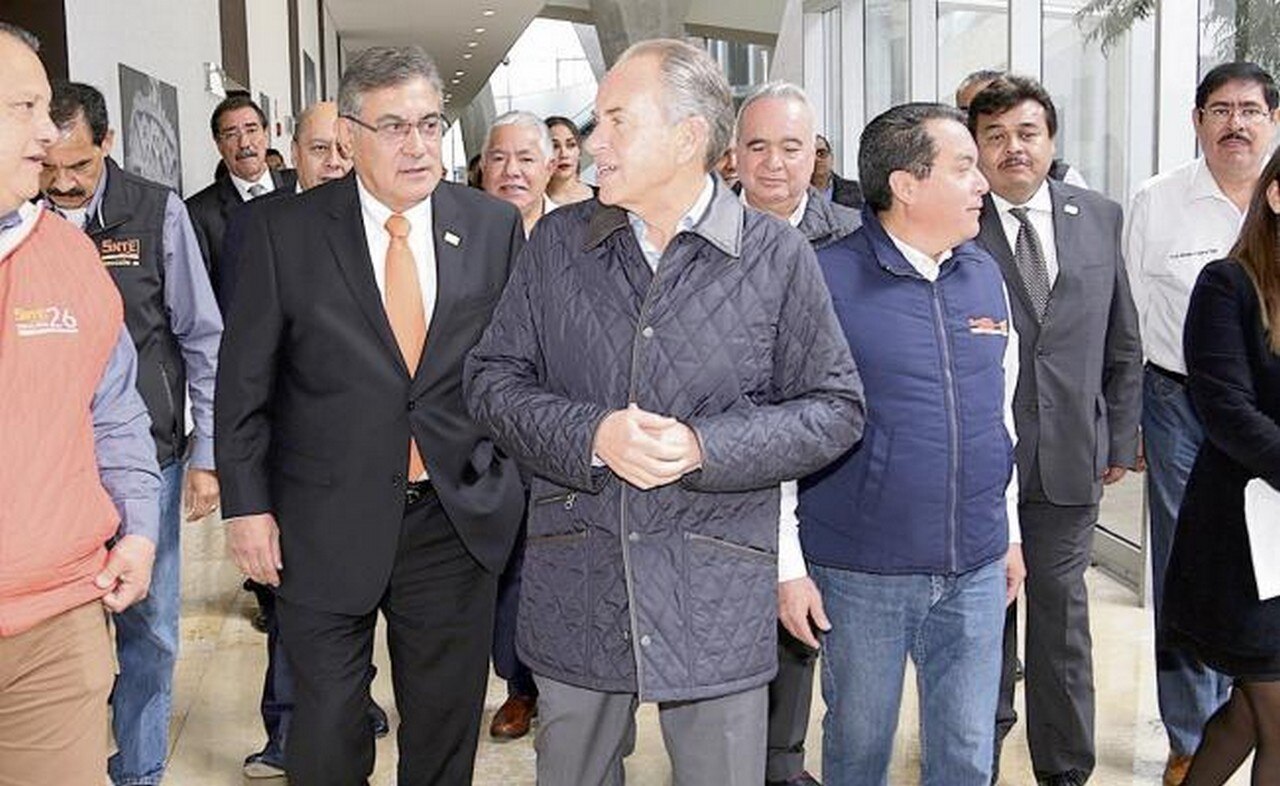 El gobernador Juan Manuel Carreras y el líder del SNTE, Alfonso Cepeda Salas, durante un recorrido por la Casa de la Tierra. ARCHIVO EL UNIVERSAL