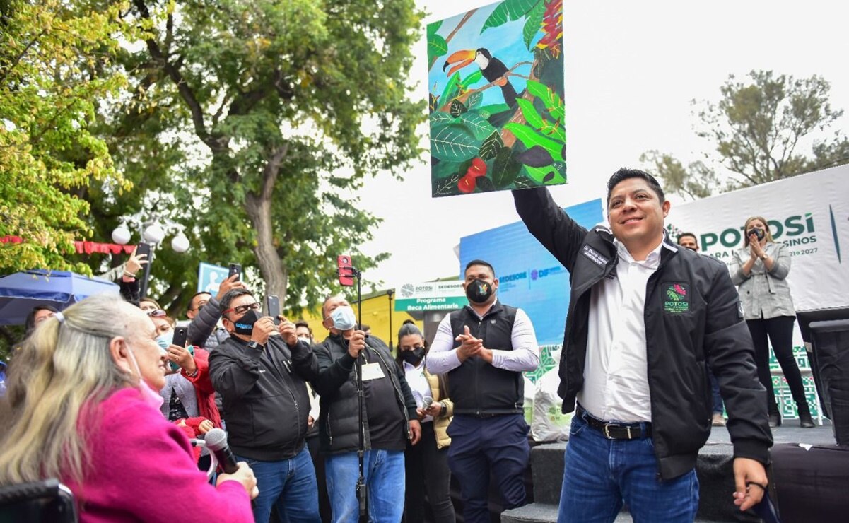 Reciben habitantes de la comunidad de San Isidro, en Cedral, becas alimentarias