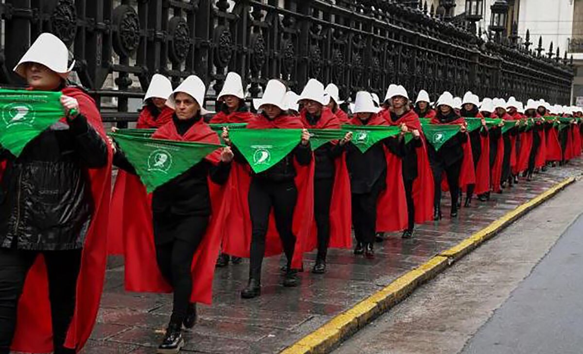 Vestidas como 'criadas' de "The Handmaid’s Tale", argentinas piden aborto legal