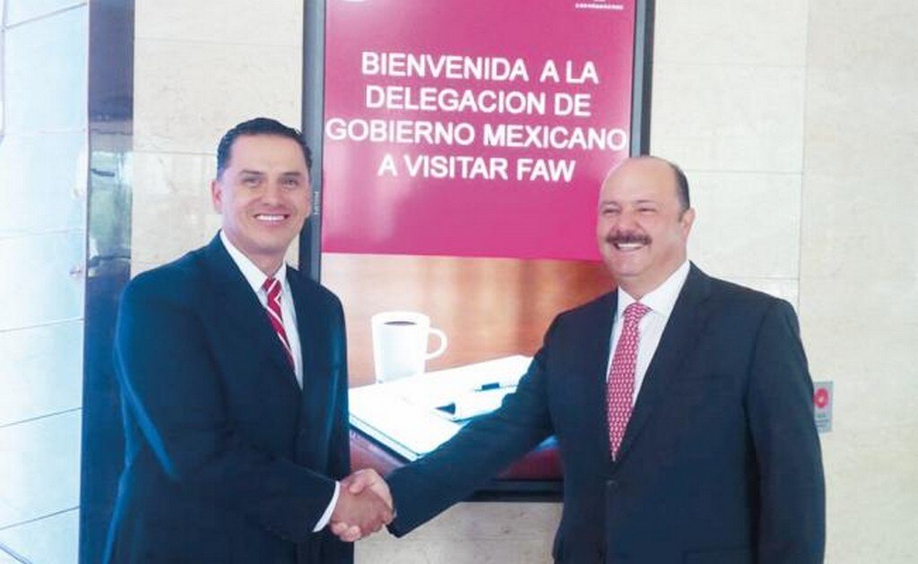 En la denuncia contra los ex mandatarios se detalla que por lo menos 40 personas allegadas al nayarita Roberto Sandoval (izq.) habrían participado en las transacciones (ARCHIVO EL UNIVERSAL)