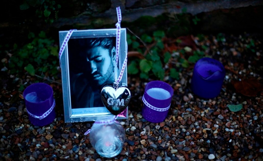 Fans de George Michael le rindieron tributo afuera de su casa el pasado 25 de diciembre. Foto: Reuters