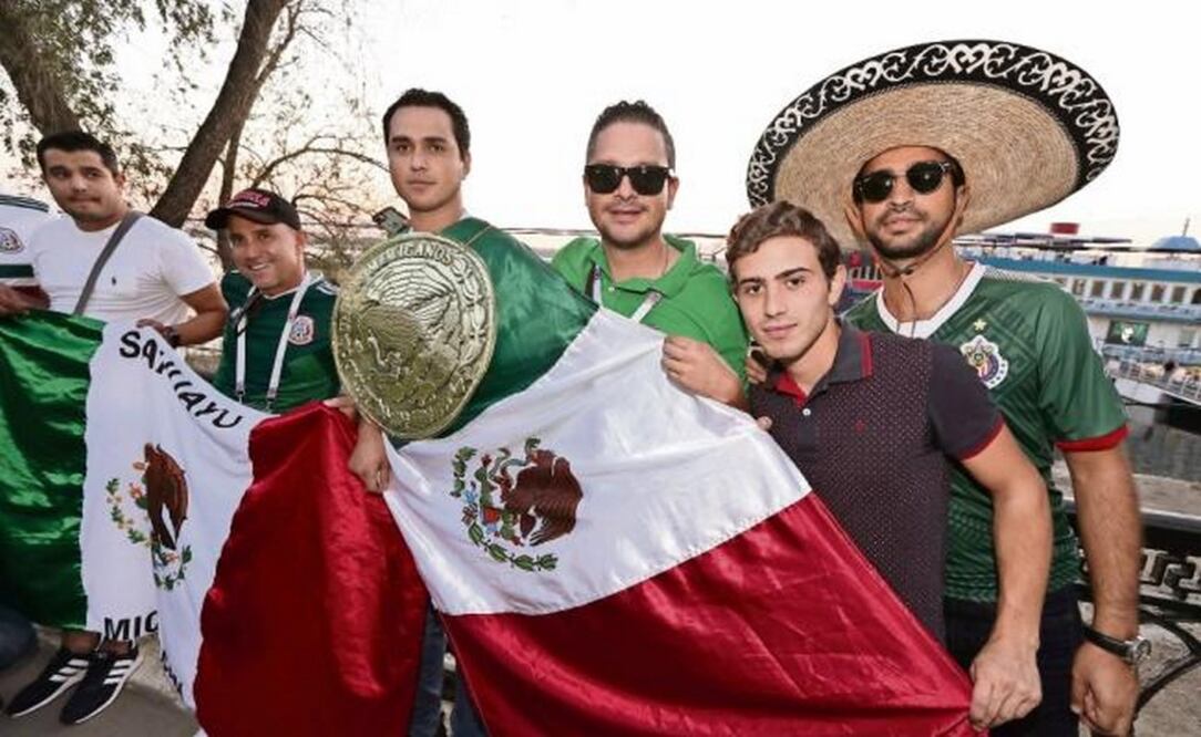 Un grupo de aficionados a la Selección Nacional, la mayoría de Sahuayo, Michoacán, se quedarán sin votar. (LUIS CORTÉS. EL UNIVERSAL)