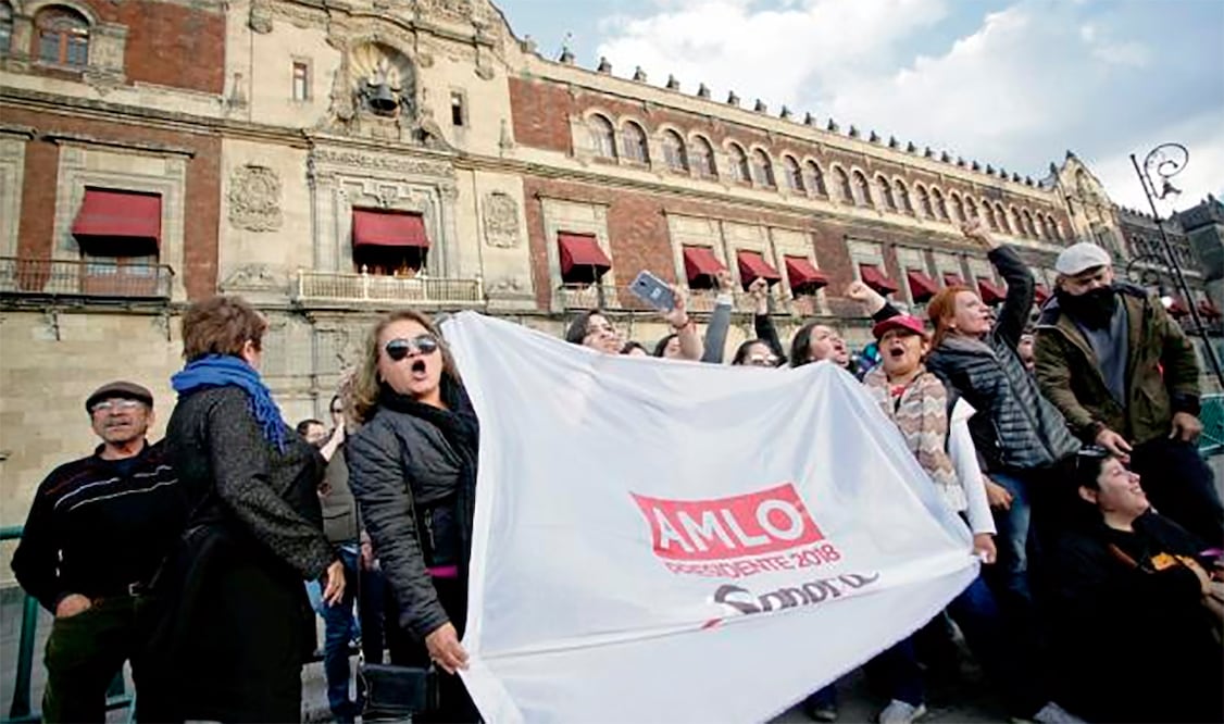 Simpatizantes del hasta ayer presidente electo, Andrés Manuel López Obrador, se aglomeraron afuera del Palacio Nacional en espera del primer mensaje que dará el político como jefe del Poder Ejecutivo. (REUTERS)