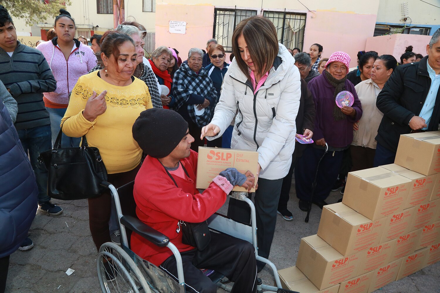 DIF entrega apoyos alimentarios en la capital