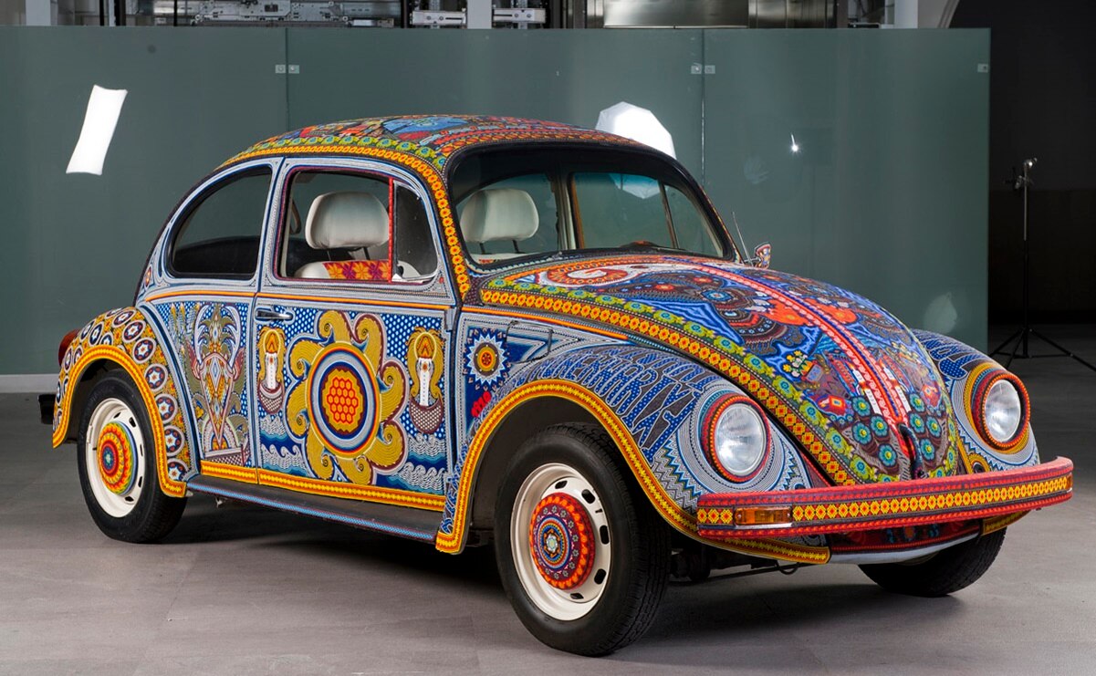 La historia del Vochol, el auto transformado en una obra de arte por huicholes