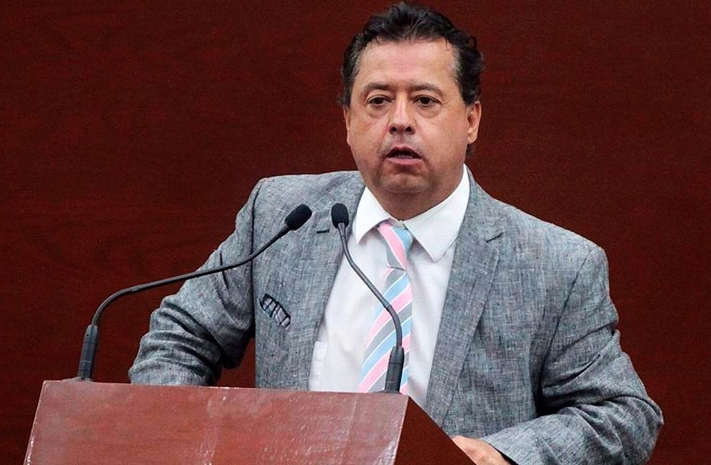 Explota Desfassiux en tribuna contra sus detractores