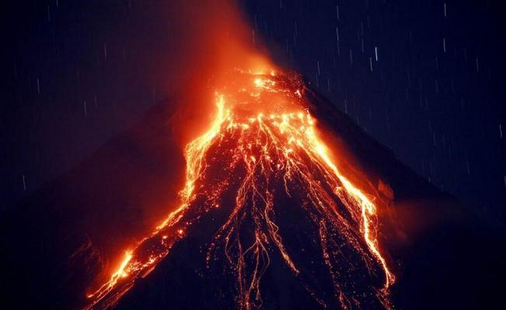 Lava desciende por las laderas del volcán Mayón durante su erupción por segundo día consecutivo. Foto: Ap