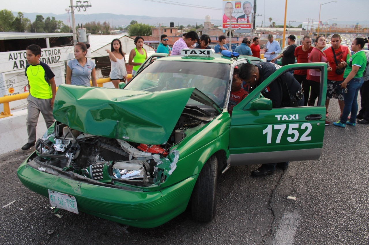 Taxista y pasajera, lesionados en choque