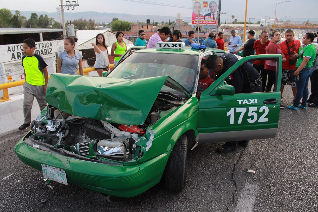 Taxista y pasajera, lesionados en choque
