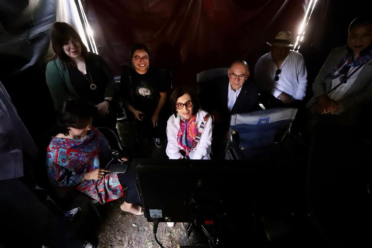 “Mal de Amores”, serie grabada en la capital de SLP, recibe la visita de la escritora Ángeles Mastretta