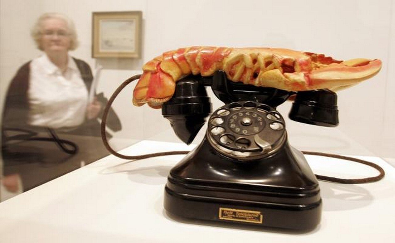 Foto ilustrativa de un "Teléfono langosta" de Salvador Dalí. Foto: REUTERS/Toby Melville, archivo