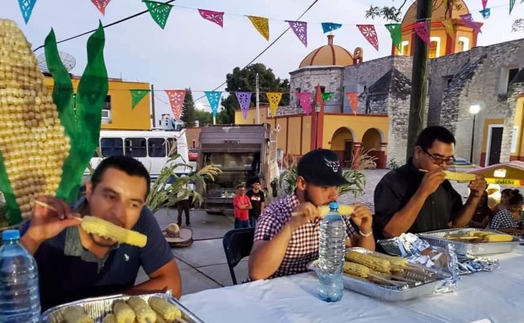 Celebran feria del elote con concurso en Villa Juárez; hombre se come 10 elotes en 8 minutos. Foto: Especial