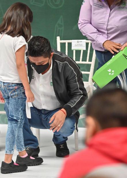 Gobierno de SLP inicia entrega de zapatos y útiles escolares a niños y adolescentes en Soledad