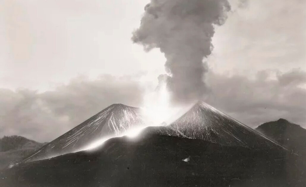 IMAGEN INÉDITA DE LA ERUPCIÓN DEL VOLCÁN PARICUTÍN EN 1943, CAPTADA POR EL FOTOPERIODISTA, RAFAEL GARCIA