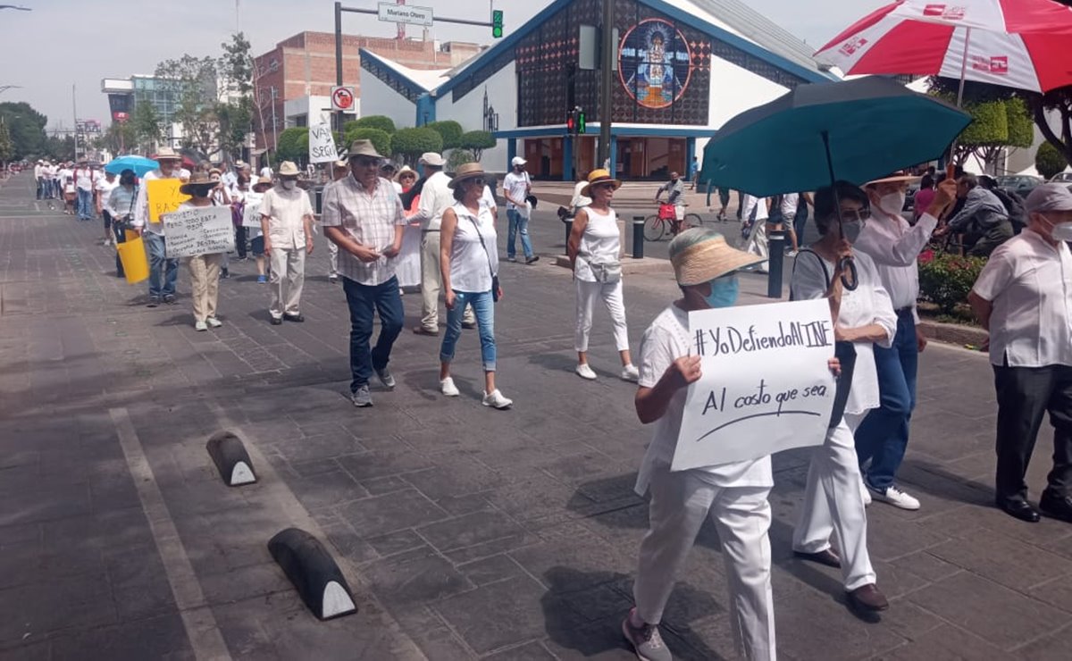 Se movilizan potosinos en contra de la violencia y en defensa de las instituciones