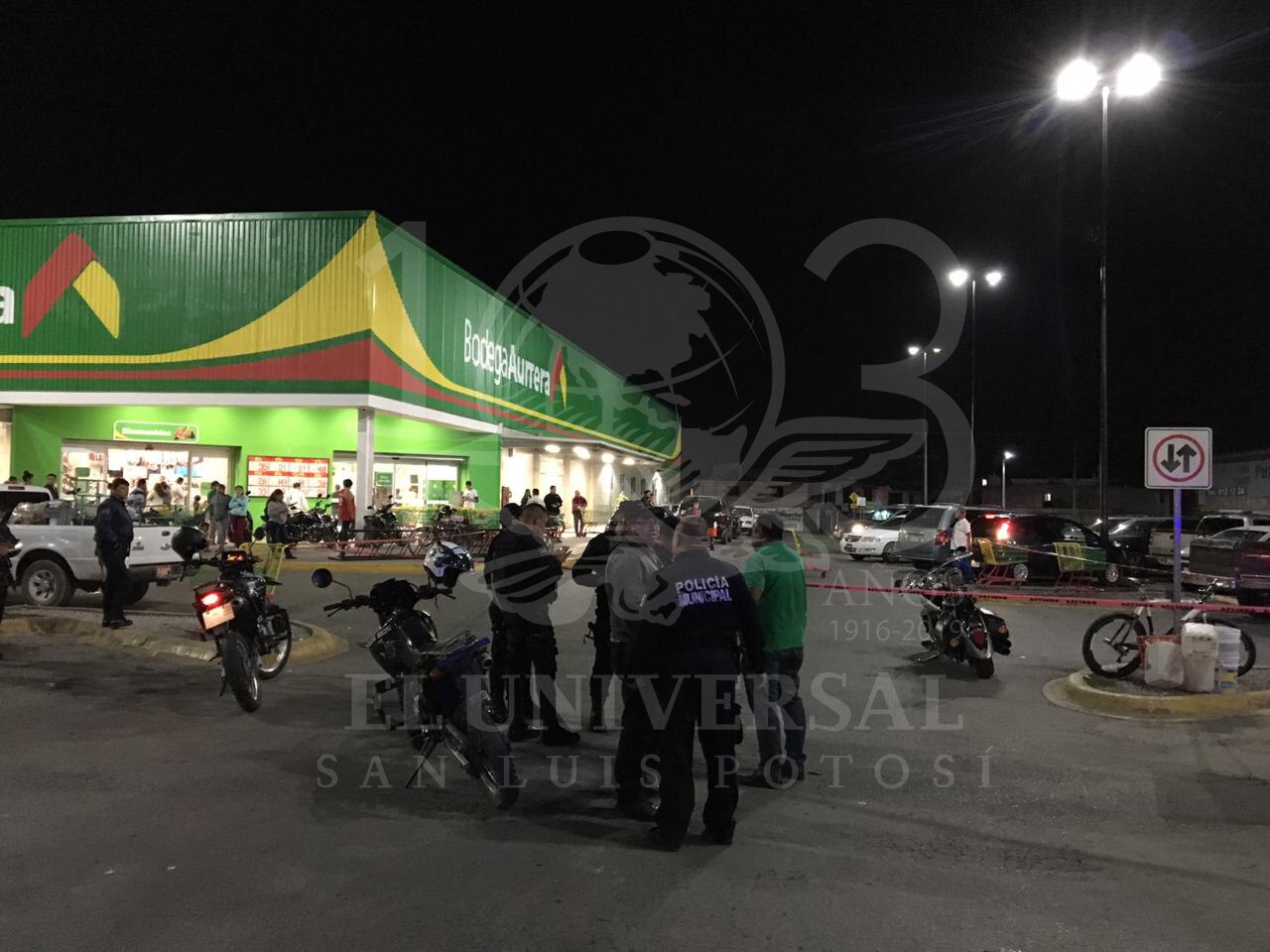 Balean a policía en estacionamiento de tienda de autoservicio