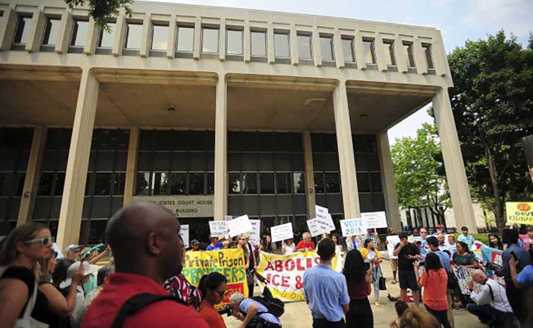 EU reúne a 57 niños migrantes con sus padres; faltan 46. Foto: AP