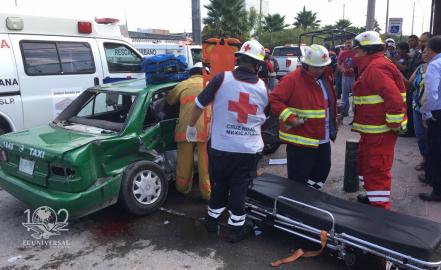 Patrulla choca contra taxi en Avenida México 