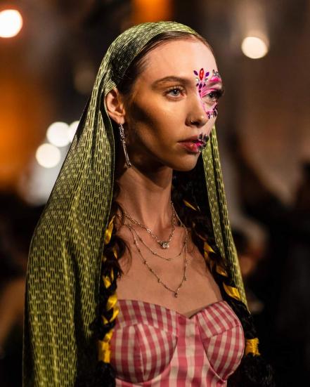 Enamora rebozo de Santa María del Río, SLP, en la gala de Día de Muertos de Vogue