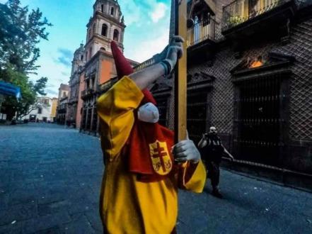 Cofrade realiza “Procesión de Silencio” en solitario por calles de SLP