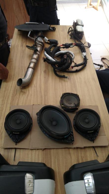 Aseguran a cuatro con autopartes robadas y droga