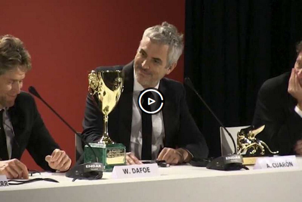 Le dedicó el premio a Libo, la mujer en quien basó la cinta. (FILIPPO MONTEFORTE. AFP)