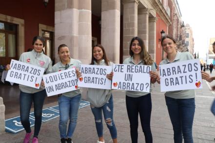Centellas del Necaxa regalan abrazos gratis en Día del Amor y la Amistad