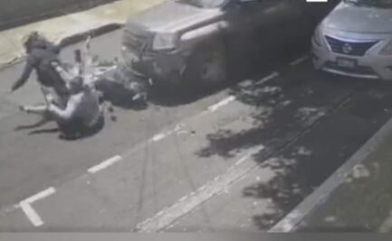 VIDEO. Conductor atropella a ladrones en moto tras robarle 100 mil pesos