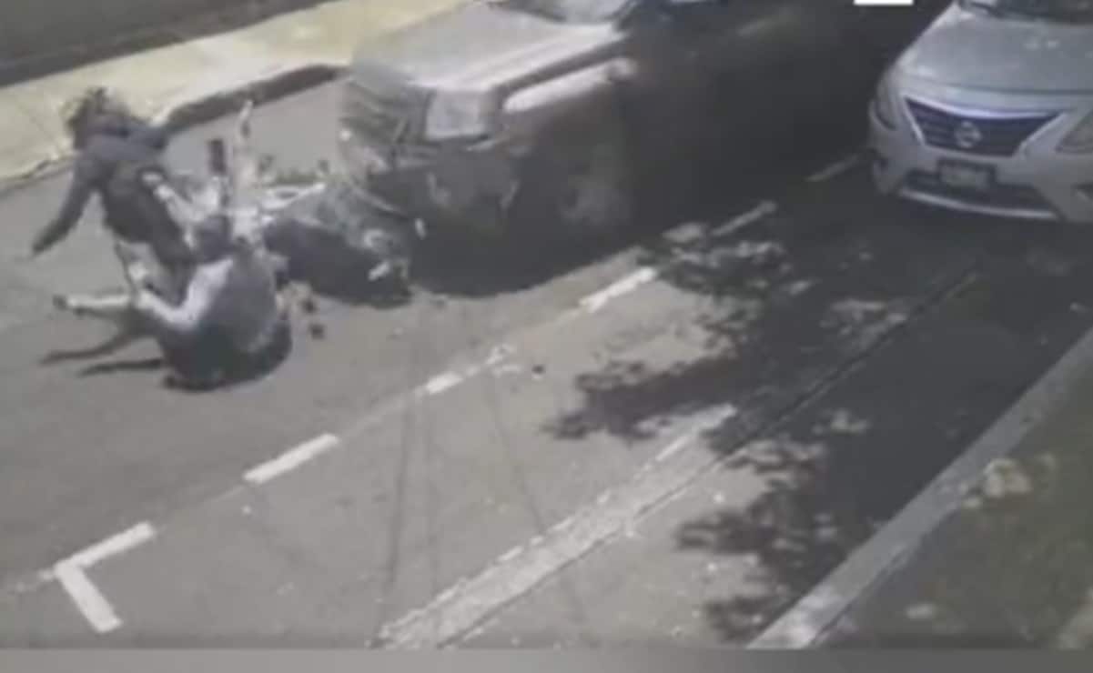 VIDEO. Conductor atropella a ladrones en moto tras robarle 100 mil pesos
