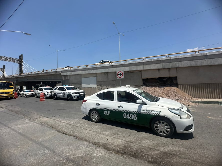 Desperfecto que tuvo una de las escamas de contención del puente vehícular de Circuito Potosí y la Calle 71. Foto: EL UNIVERSAL San Luis Potosí